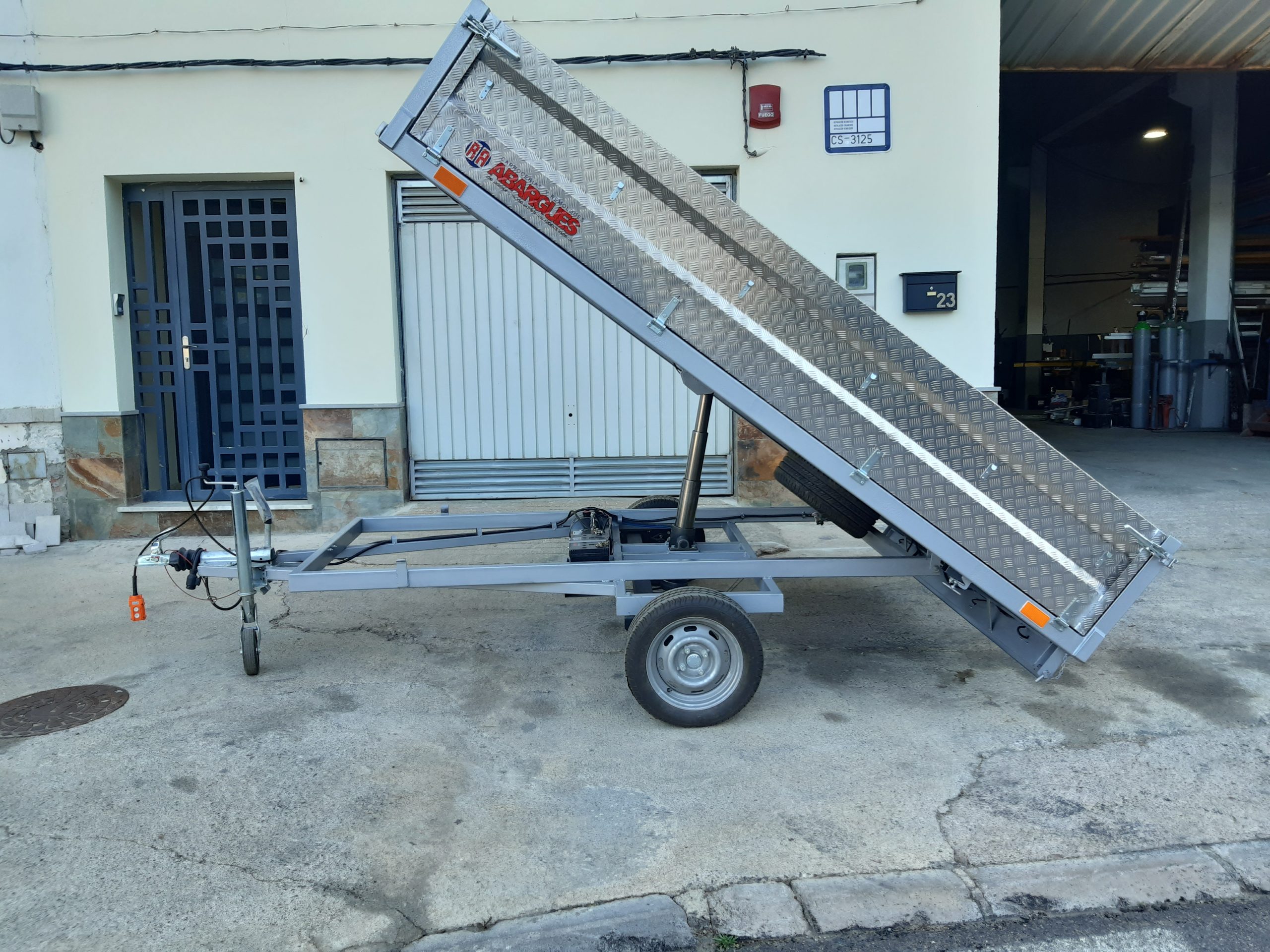 Photo remolque carga basculante aluminio